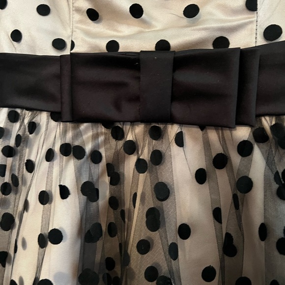 Evening dress. Perfect for a wedding or the upcoming holiday season. - Picture 2 of 4